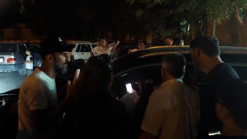 عکس یادگاری هواداران پرسپولیس با پیام نیازمند