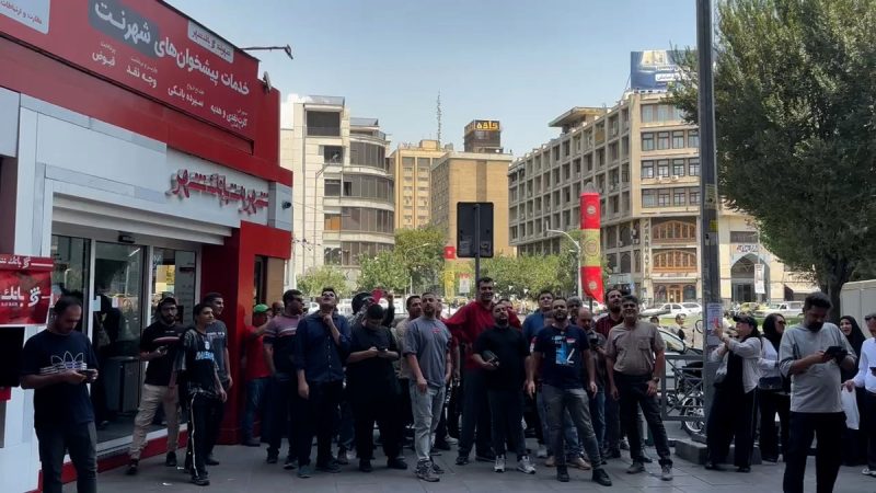 شعار هواداران پرسپولیس علیه رضا درویش در میدان فردوسی