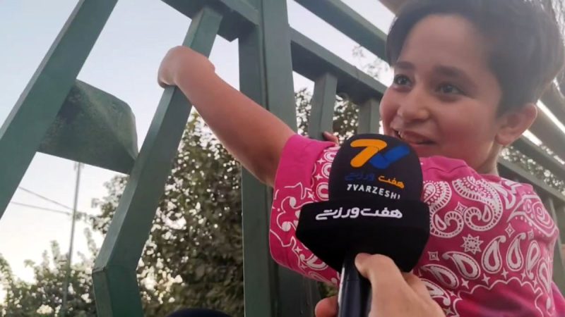 تلاش هوادار کودک برای ورود به ورزشگاه