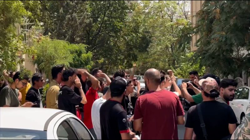تجمع هواداران پرسپولیس مقابل ساختمان باشگاه