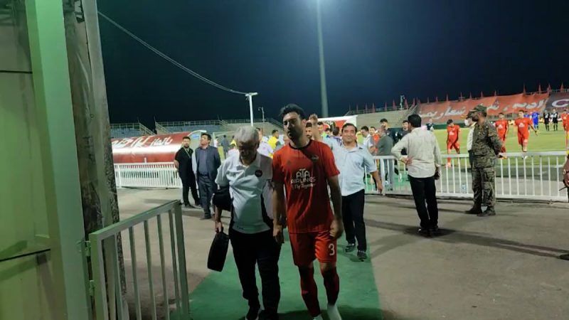 درگیری دو بازیکن استقلال بعد از پایان نیمه اول