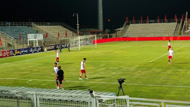 نیمکت نشینان تراکتور و استقلال درحال گرم کردن بین دو نیمه