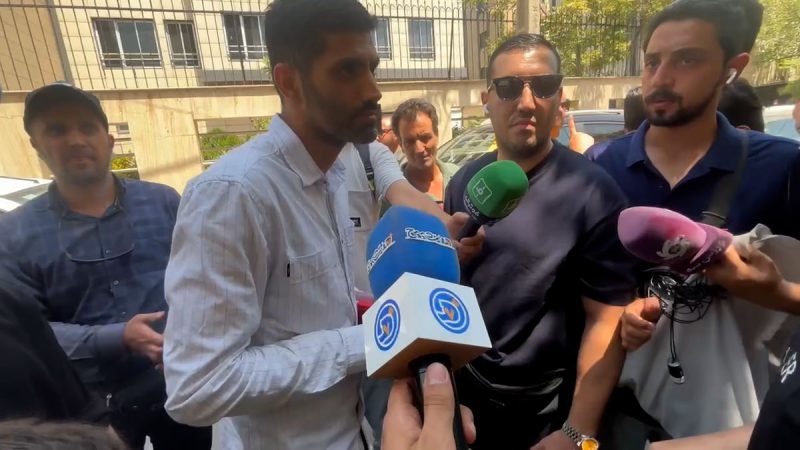 حضور محمد انصاری در تجمع اعتراضی هواداران پرسپولیس به درویش