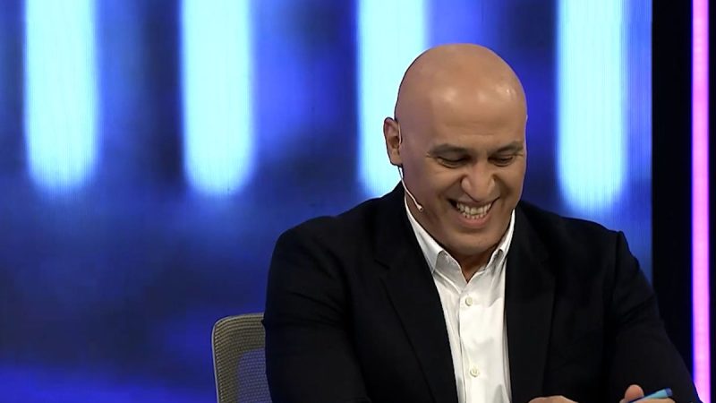 توتونچی: فکر کنم علی‌آقا بازهم باتری شما تموم شد!