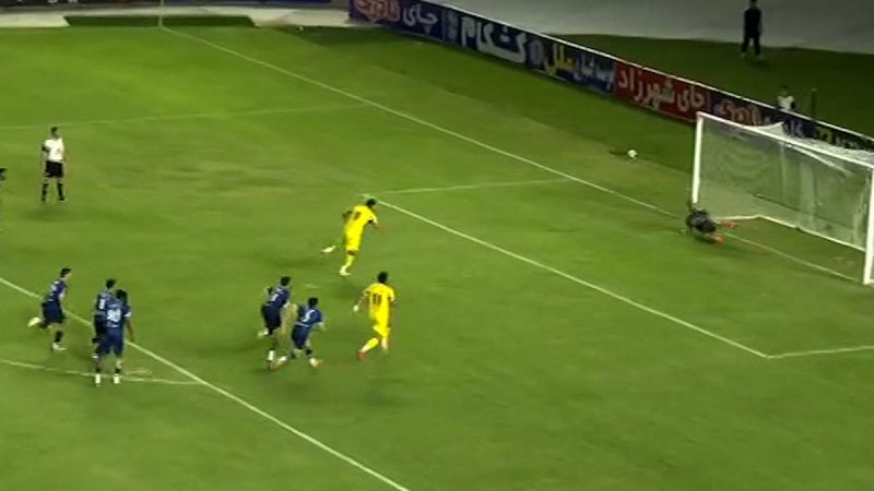 گل اول فجر به گل گهر با پنالتی شروین بزرگ
