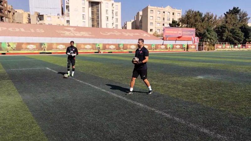 گفت‌وگو و تمرین اختصاصی مربی دروازه‌بان‌ها با امیر قزوینه در پرسپولیس