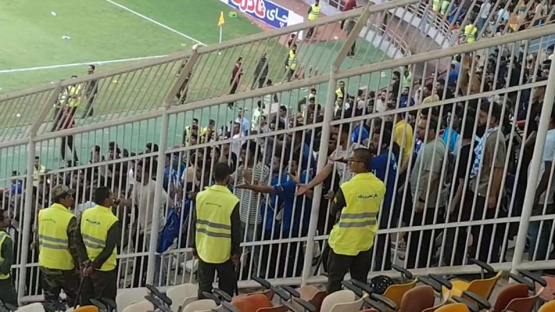 اعتراض هواداران استقلال؛ بطری‌ها به سمت ساپینتو پرتاب شد