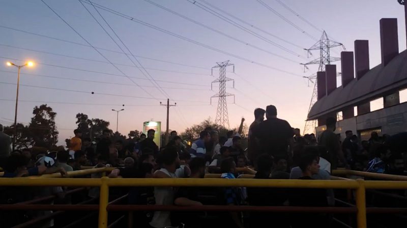هواداران پرشمار استقلال پشت درهای بسته ورزشگاه!