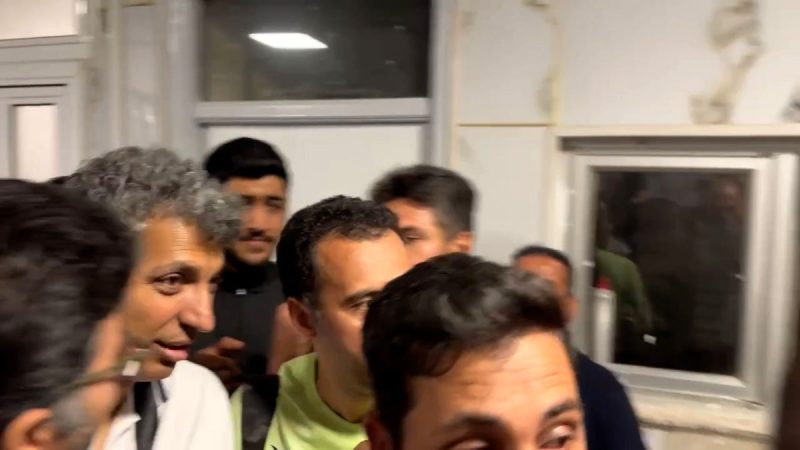 خروج عادل فردوسی‌پور از ورزشگاه پس از دیدار خیریه با تیم علی دایی