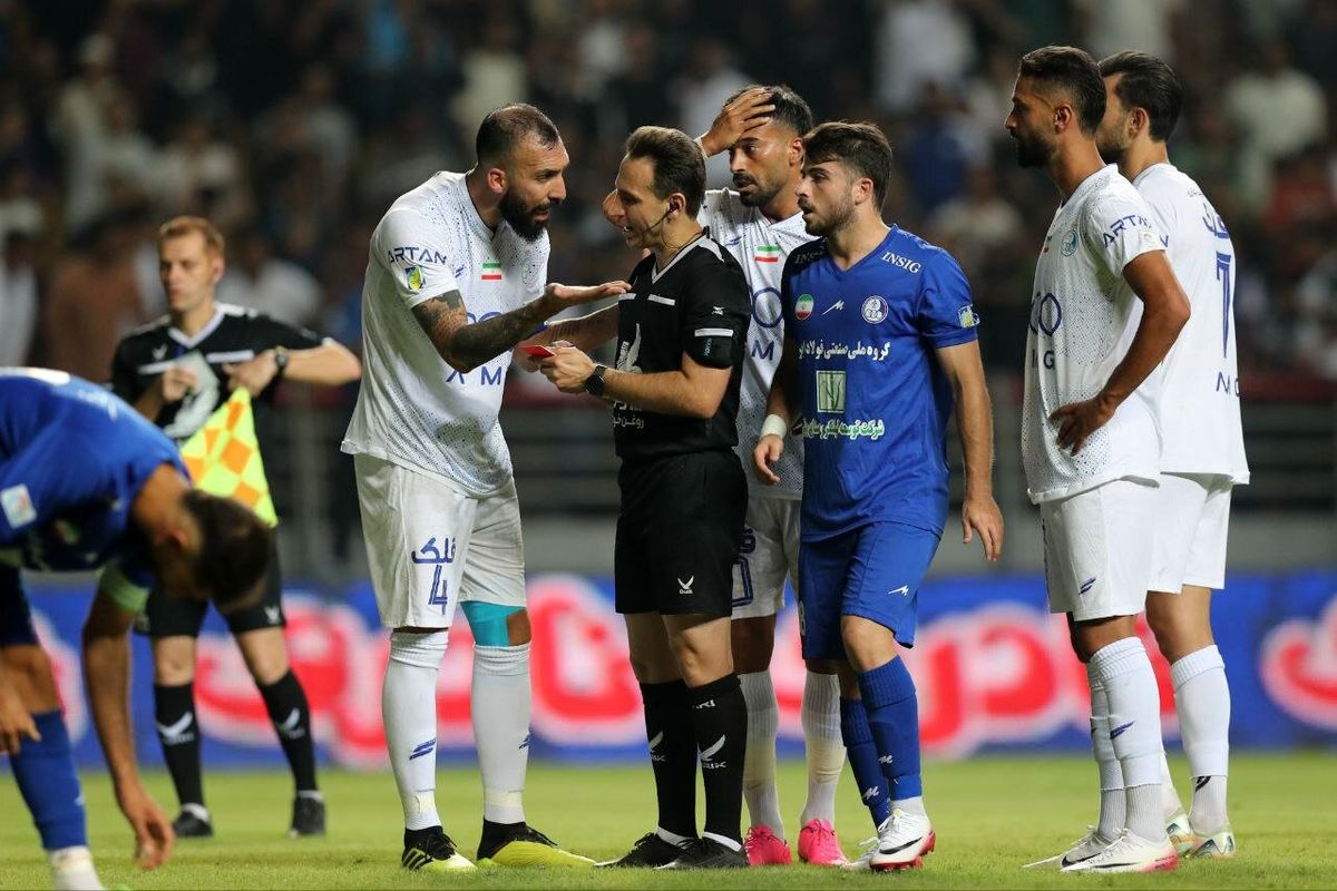 رامین رضاییان بعد از ۲۷۰۳ روز کارت قرمز گرفت!