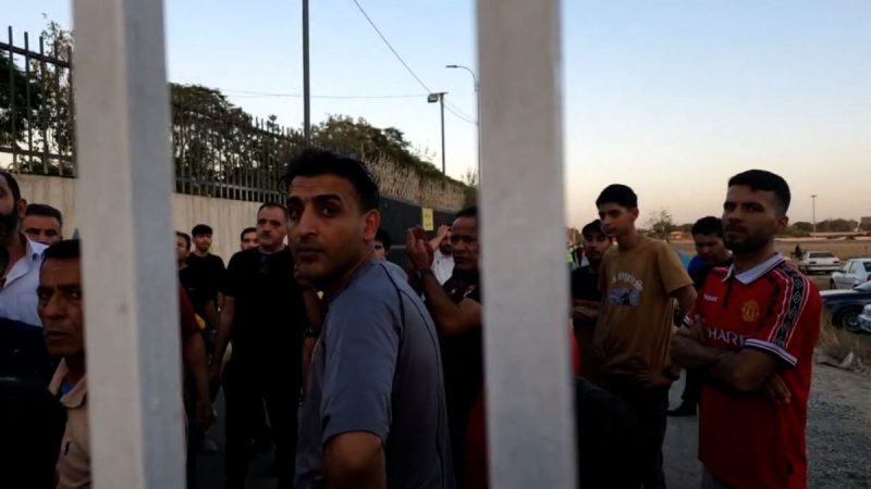 سرگردانی هواداران فولاد پشت درب‌های بسته ورزشگاه شهر قدس