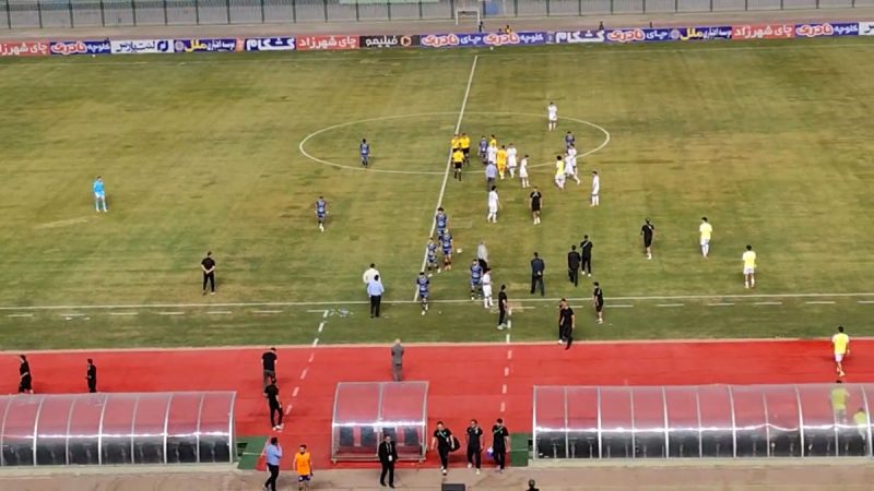 اعتراض شدید کادر فنی ملوان به داوران در پایان نیمه اول