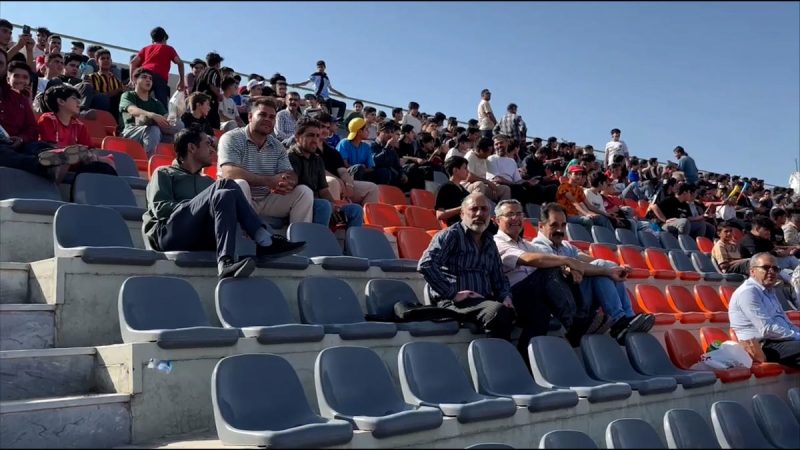 جمعیت در حال ورود به سکوهای ورزشگاه تختی