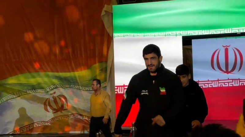 ورود کشتی گیران به سالن در مراسم تجلیل