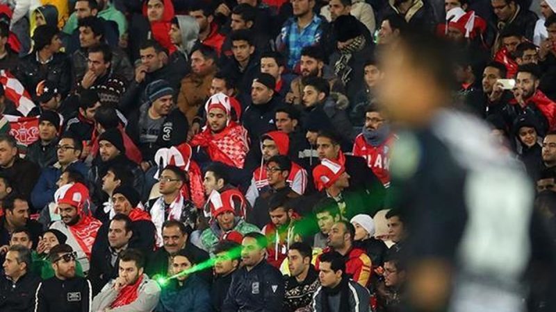 فریاد “حیا کن رها کن” در تختی؛ خشم هواداران پرسپولیس از درویش و هاشمیان
