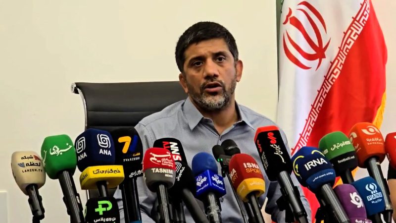 دبیر: اصلاح طلب و اصولگرا فرق ندارد؛ من با وطن فروشان طرفم!