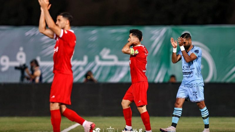 سلام پرسپولیس به بحران؛ بدرقه بازیکنان با شعار و بطری آب