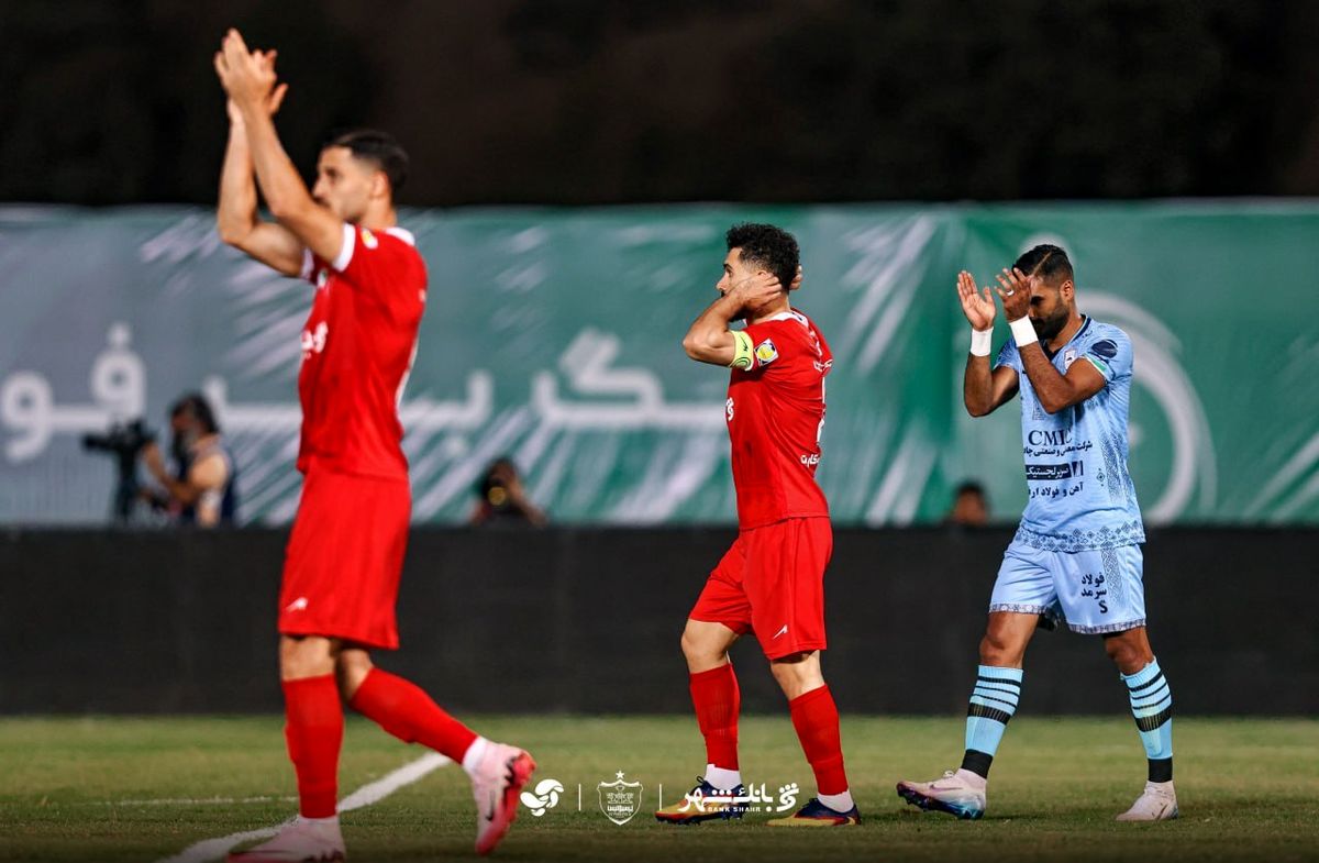 سلام پرسپولیس به بحران؛ بدرقه بازیکنان با شعار و بطری آب