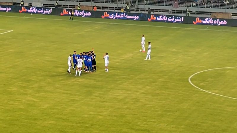 اخراج بازیکن استقلال خوزستان با کمک VAR