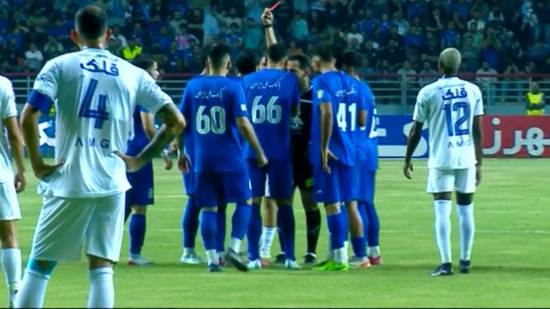 اخراج حمید بوحمدان بازیکن استقلال خوزستان برابر استقلال