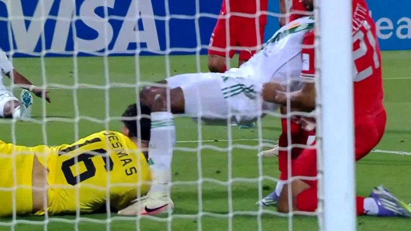 مصدومیت شدید دروازه بان الدوحیل در دیدار با الاهلی