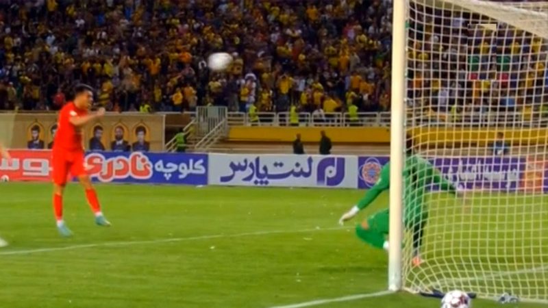 گل دوم تراکتور به سپاهان توسط امیرحسین حسین زاده