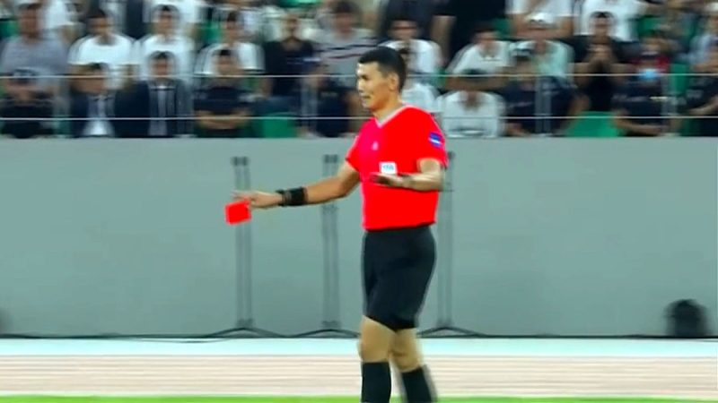 داور اخراج بازیکن ازبکستان را به کارت زرد تبدیل کرد