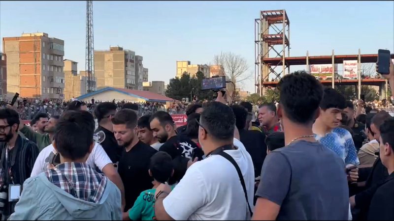 هجوم هواداران برای سلفی با علی دایی