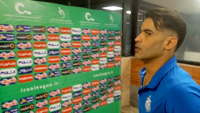 عیسی آل کثیر با پای لنگان درحال ترک ورزشگاه شهرقدس