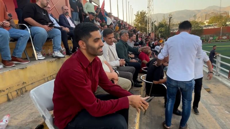 ورود محمد انصاری به ورزشگاه برای تماشای دربی جوانان