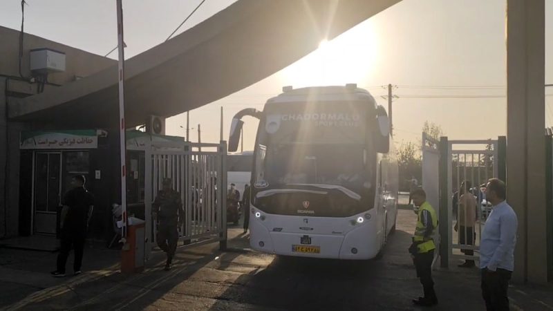 ورود اتوبوس چادرملو به ورزشگاه تختی برای دیدار با استقلال