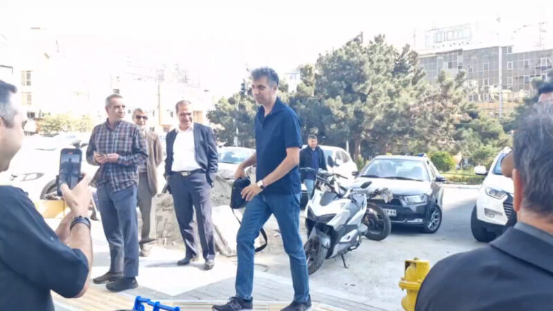 حضور عادل فردوسی پور در مراسم یادبود اکبر کارگرجم