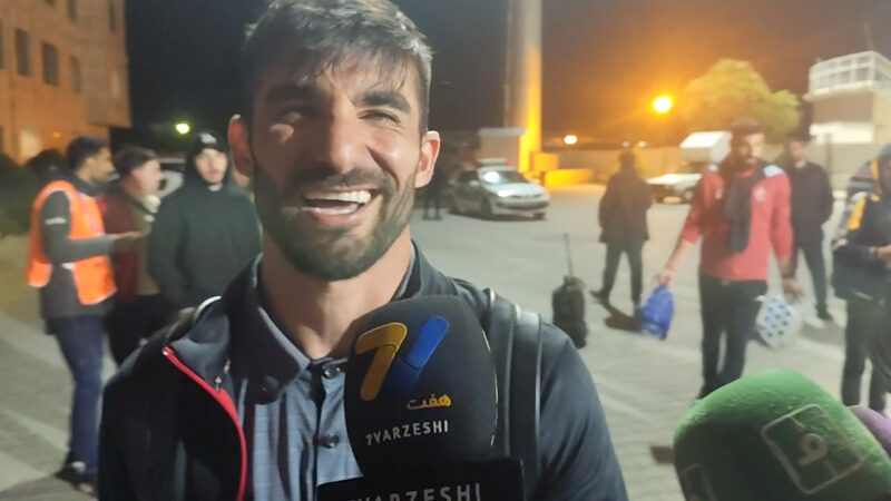 واکنش جالب میلاد محمدی حین مصاحبه با خبرنگاران