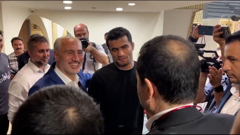 ورود پورمحمدی و گفت‌وگوی صمیمی او و علیرضا مهمدی با گویش لُری