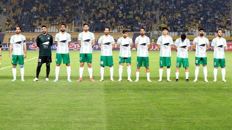 مدافع استقلالی ذوب آهن ممنون دار VAR شد!