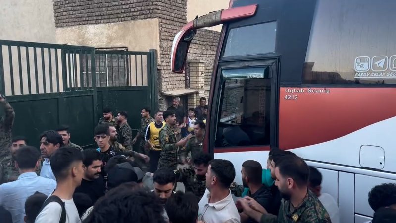 ورود دشوار اتوبوس خیبر به ورزشگاه تختی در شرایط اسفناک