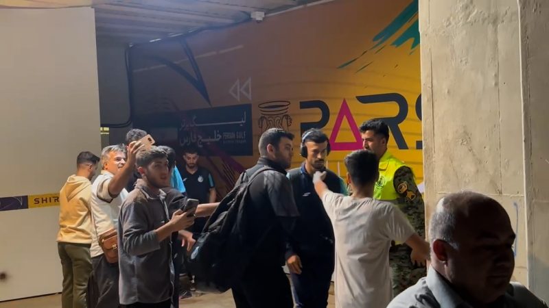 وضعیت عجیب میکسدزون ورزشگاه پارس؛ سلفی با رامین رضاییان!