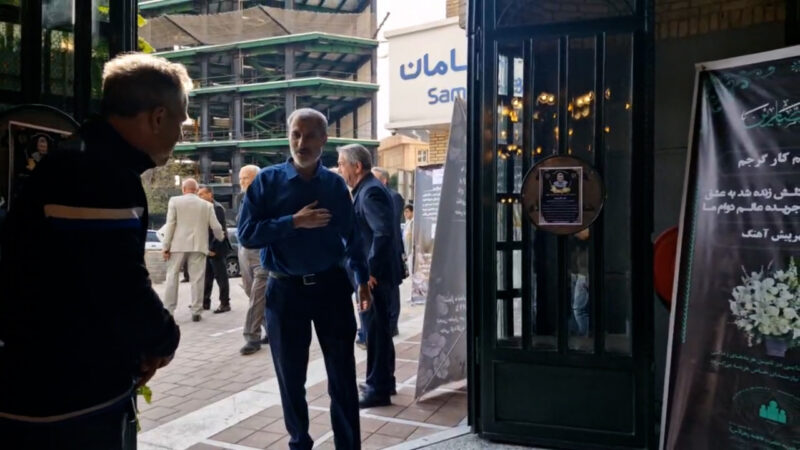 حضور مایلی کهن در مراسم یادبود اکبر کارگرجم