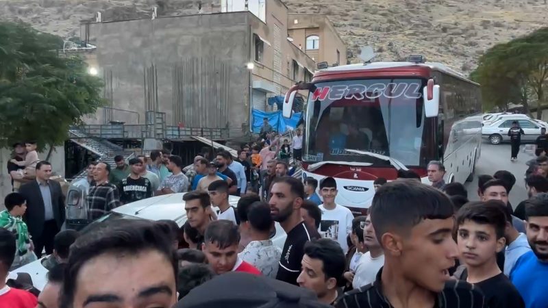 ازدحام جمعیت سد راه ورود خیبر به ورزشگاه خرم آباد