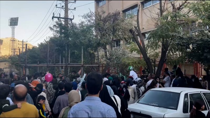 ورود عجیب بانوان به ورزشگاه خرم آباد