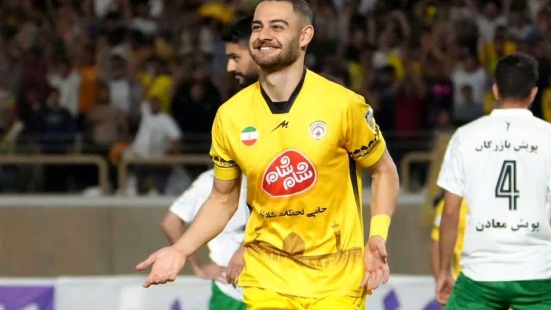 شوخی هواداران استقلال با مدافع فجر؛ “شاه فقط تو”!