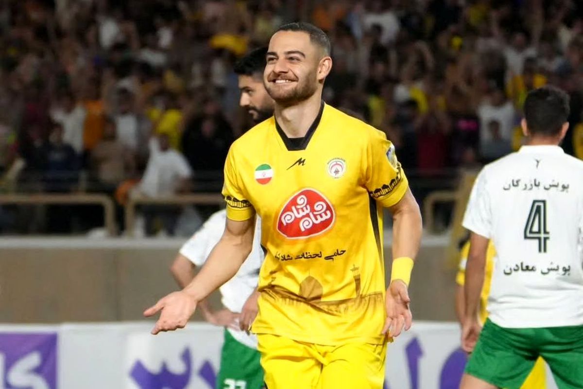شوخی هواداران استقلال با مدافع فجر؛ “شاه فقط تو”!
