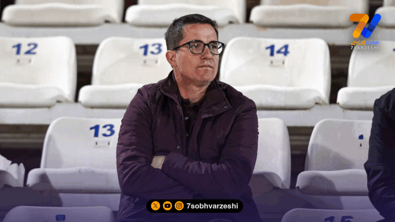 اوسمار ویرا از سکوها نظاره‌گر بازی پرسپولیس و تراکتور +عکس