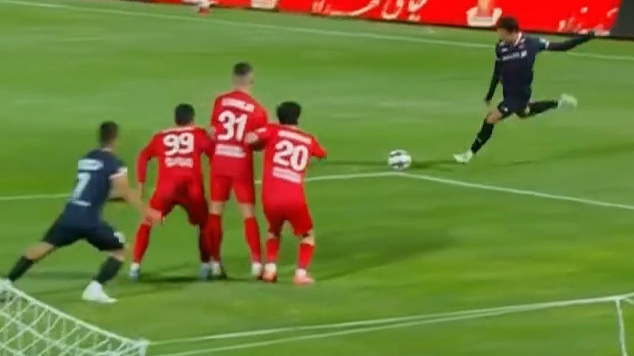 تهدید دروازه تراکتور روی کاشته زیبای باکیچ