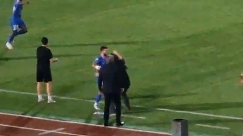 شادی ساپینتو با کوشکی بعداز به ثمررسیدن گل سوم استقلال