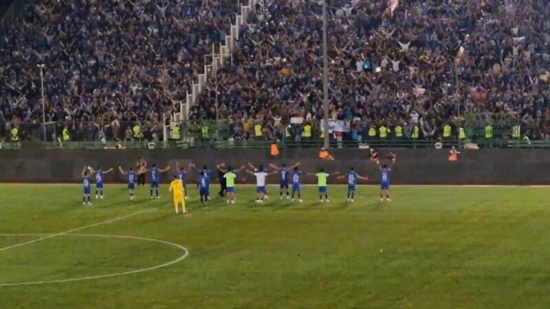 جشن بازیکنان استقلال با هواداران بعداز پایان بازی