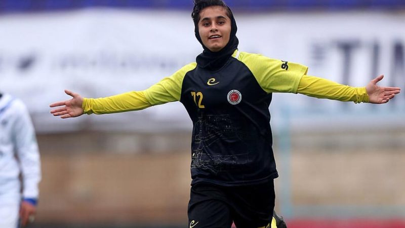 نگین زندی با عصا به زمین برگشت