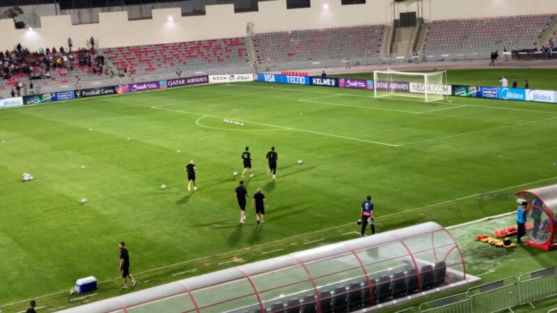 ورود آدان و بازیکنان استقلال برای گرم کردن پیش از آغاز بازی