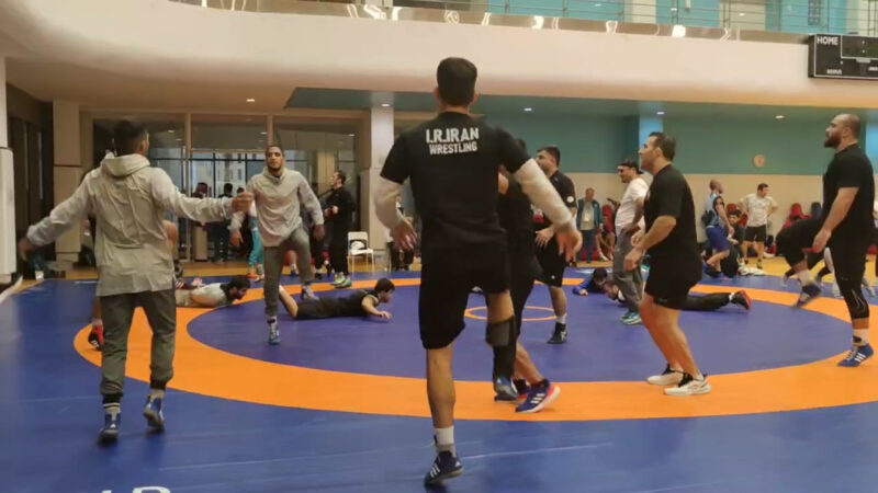 آغاز تمرینات تیم ملی کشتی آزاد ایران در ریاض؛ تمرین همزمان مردان و زنان به‌دلیل محدودیت فضا 