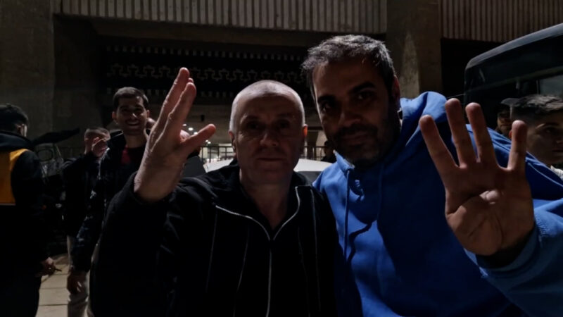 پدر و برادر یاسر آسانی درکنار اتوبوس تیم استقلال 